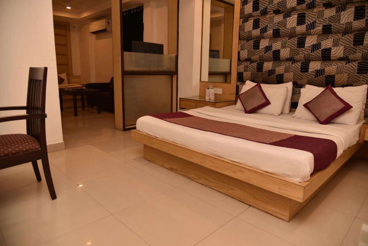 Hotel Yellow Saffron Дели Экстерьер фото