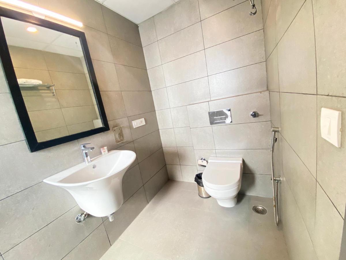 Hotel Yellow Saffron Дели Экстерьер фото