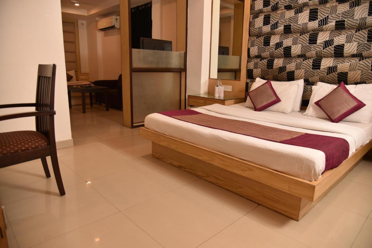 Hotel Yellow Saffron Дели Экстерьер фото