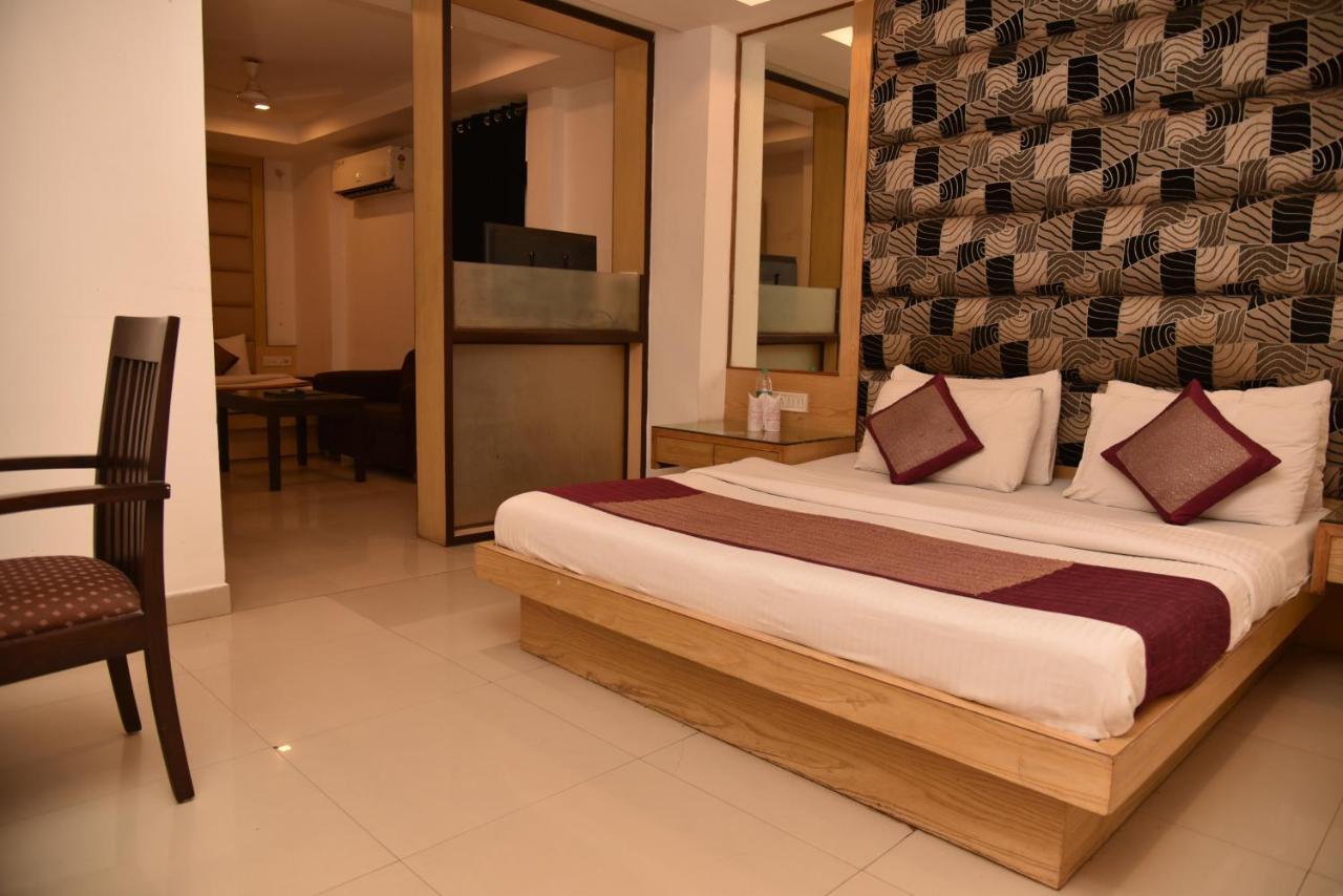 Hotel Yellow Saffron Дели Экстерьер фото