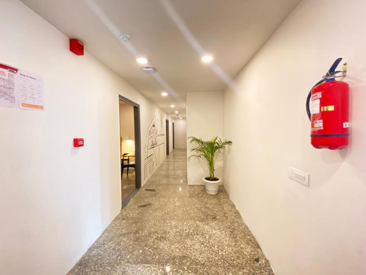 Hotel Yellow Saffron Дели Экстерьер фото