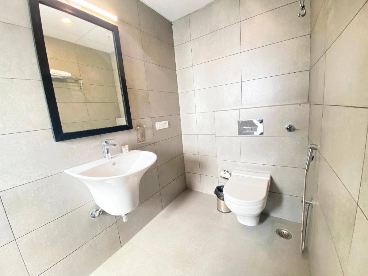 Hotel Yellow Saffron Дели Экстерьер фото