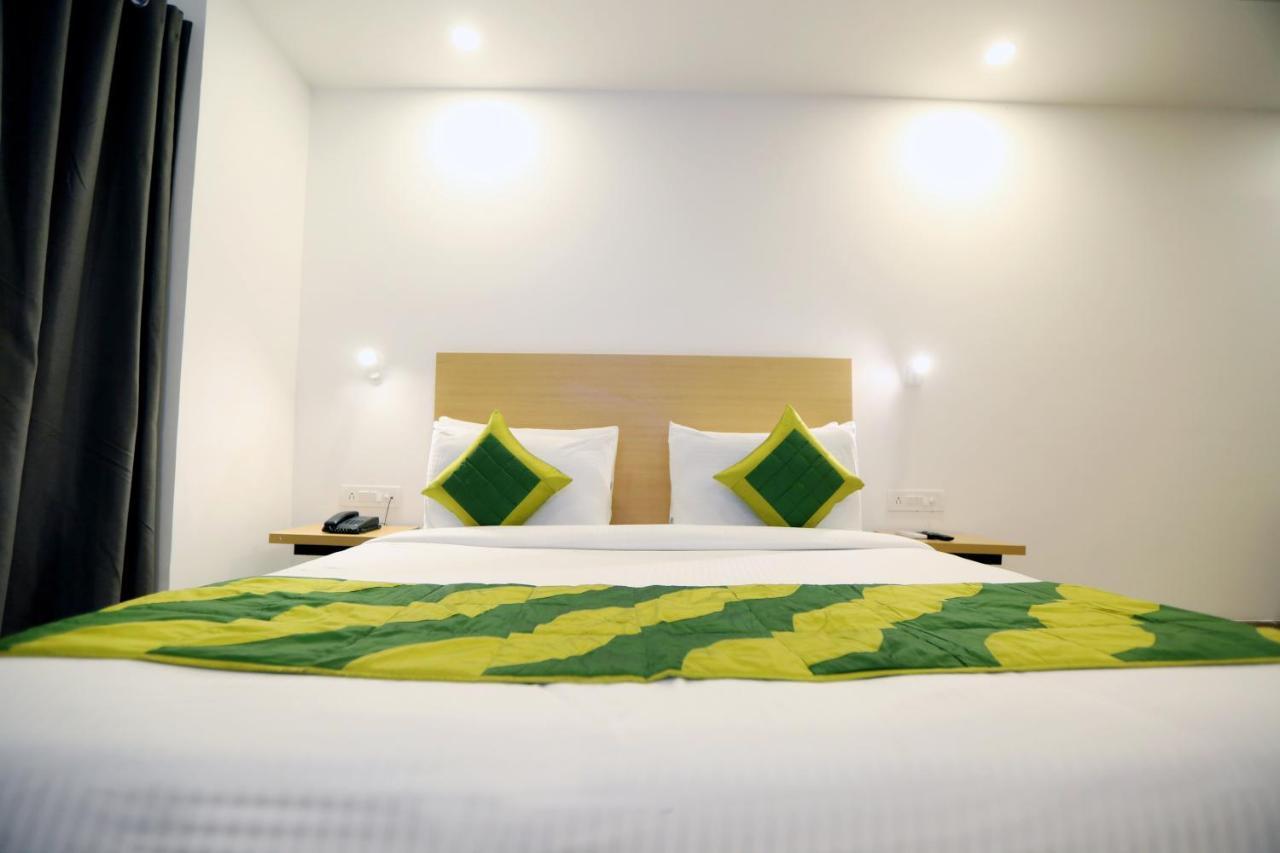 Hotel Yellow Saffron Дели Экстерьер фото