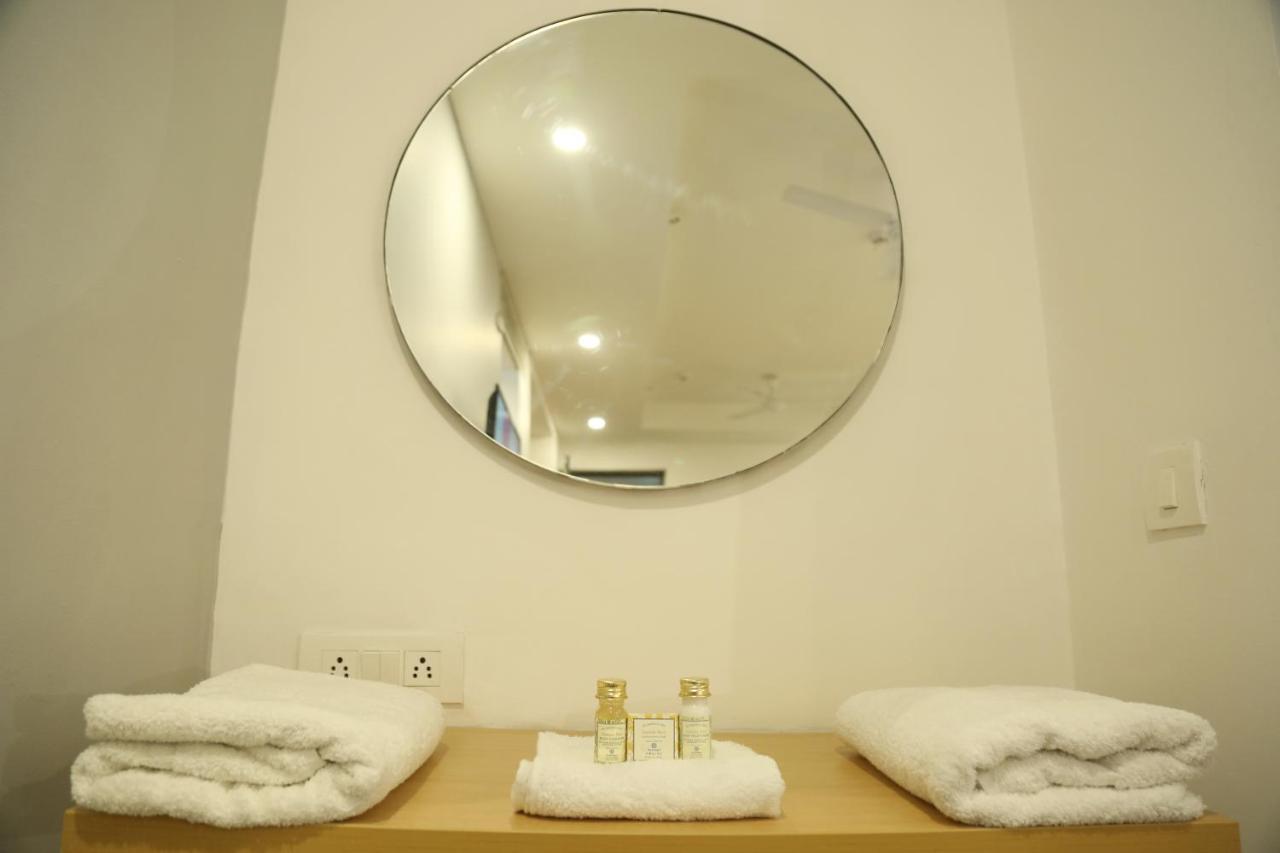 Hotel Yellow Saffron Дели Экстерьер фото